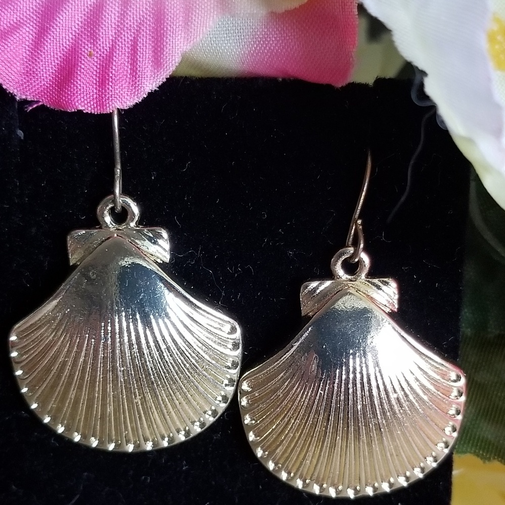 Gold Seashell Earrings #105